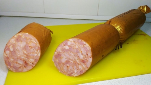 Варено-копченая колбаса со специями