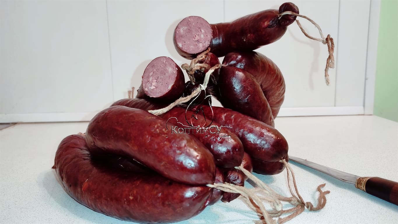 Копченая краковская колбаса на разрезе 
