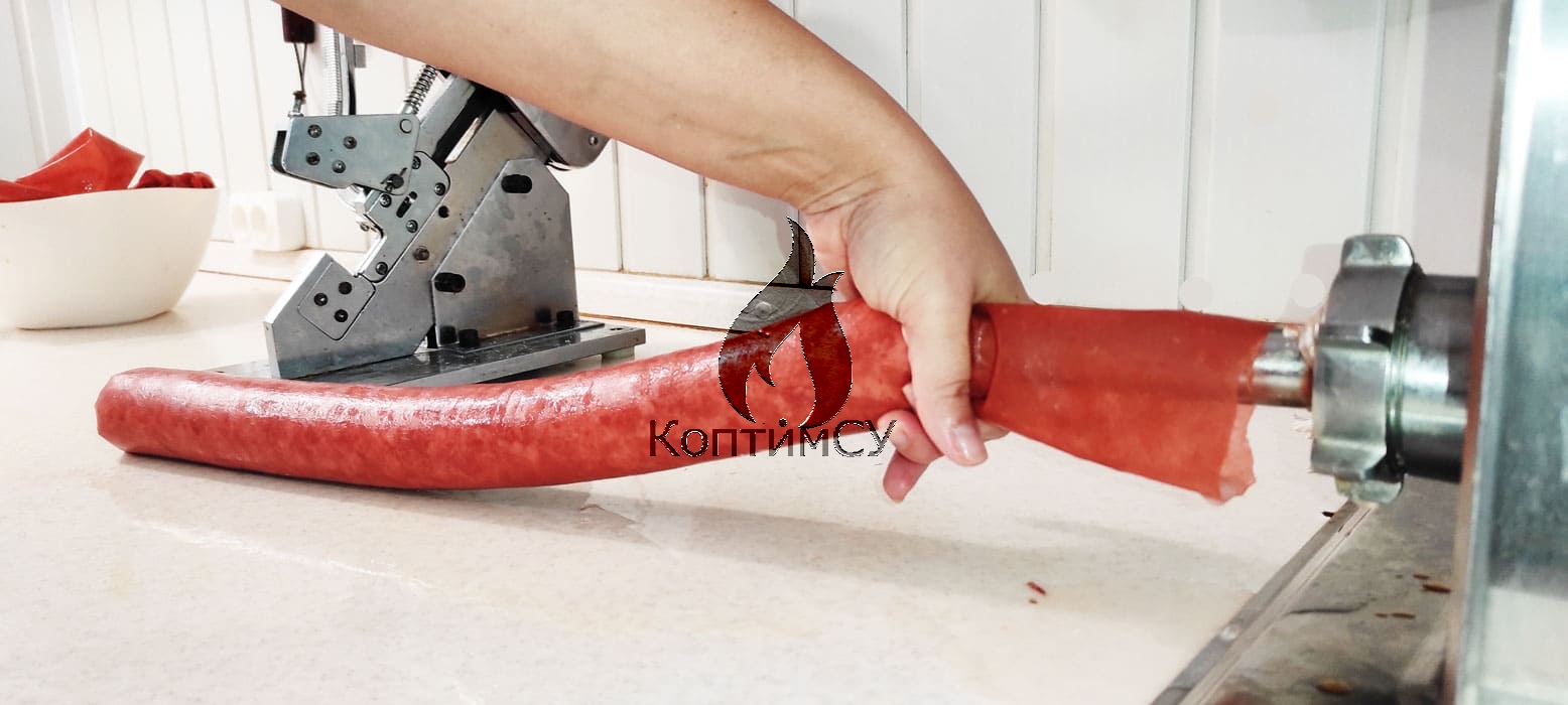 Cервелат в процессе набивки Image